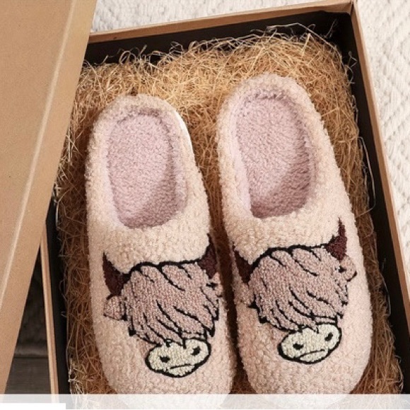Highland Cow Warm and Fuzzy Slippers - Picture 1 of 2